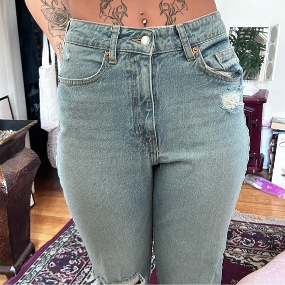 Light Denim High-Waisted Distressed Jeans - Picture 5 of 7